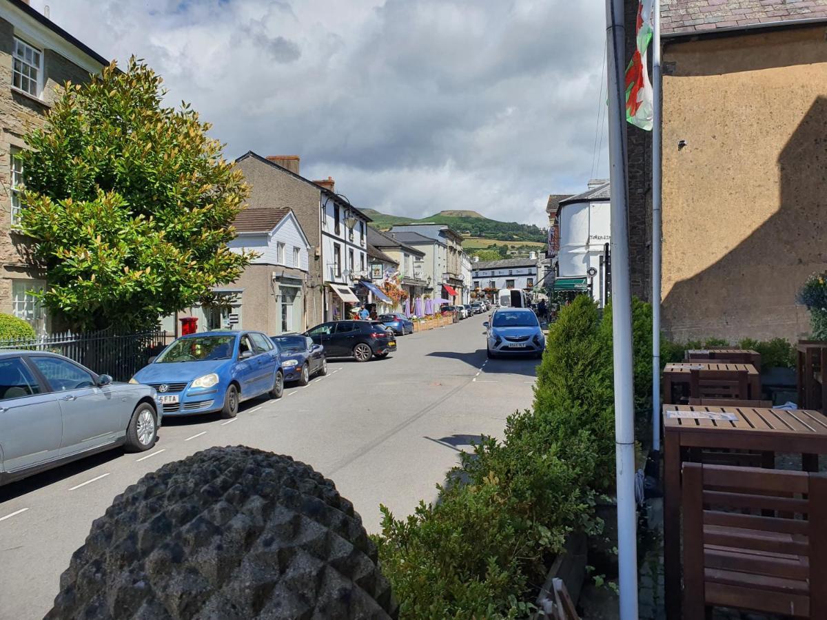 Dragon Inn Crickhowell Exterior photo
