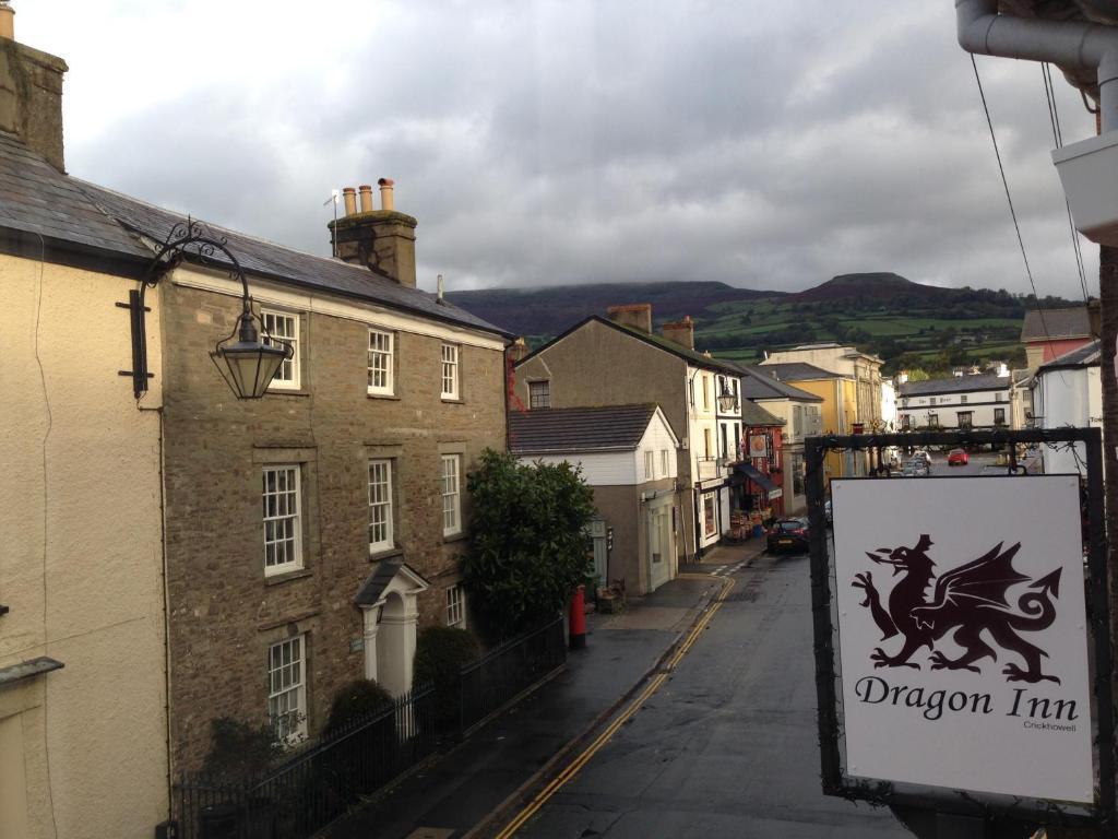 Dragon Inn Crickhowell Exterior photo