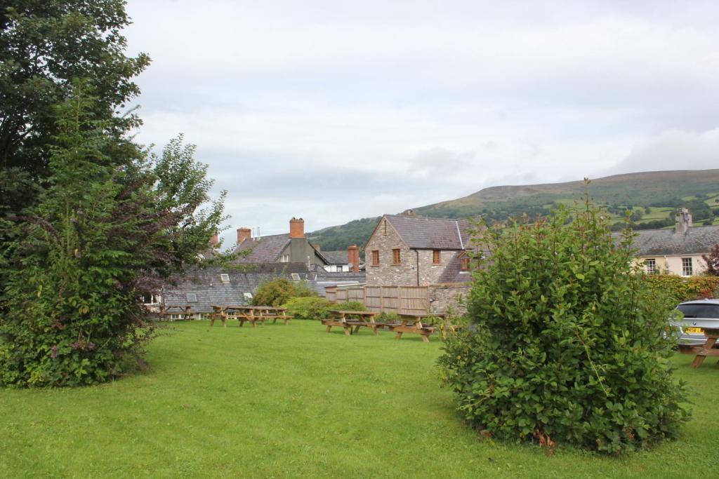 Dragon Inn Crickhowell Exterior photo