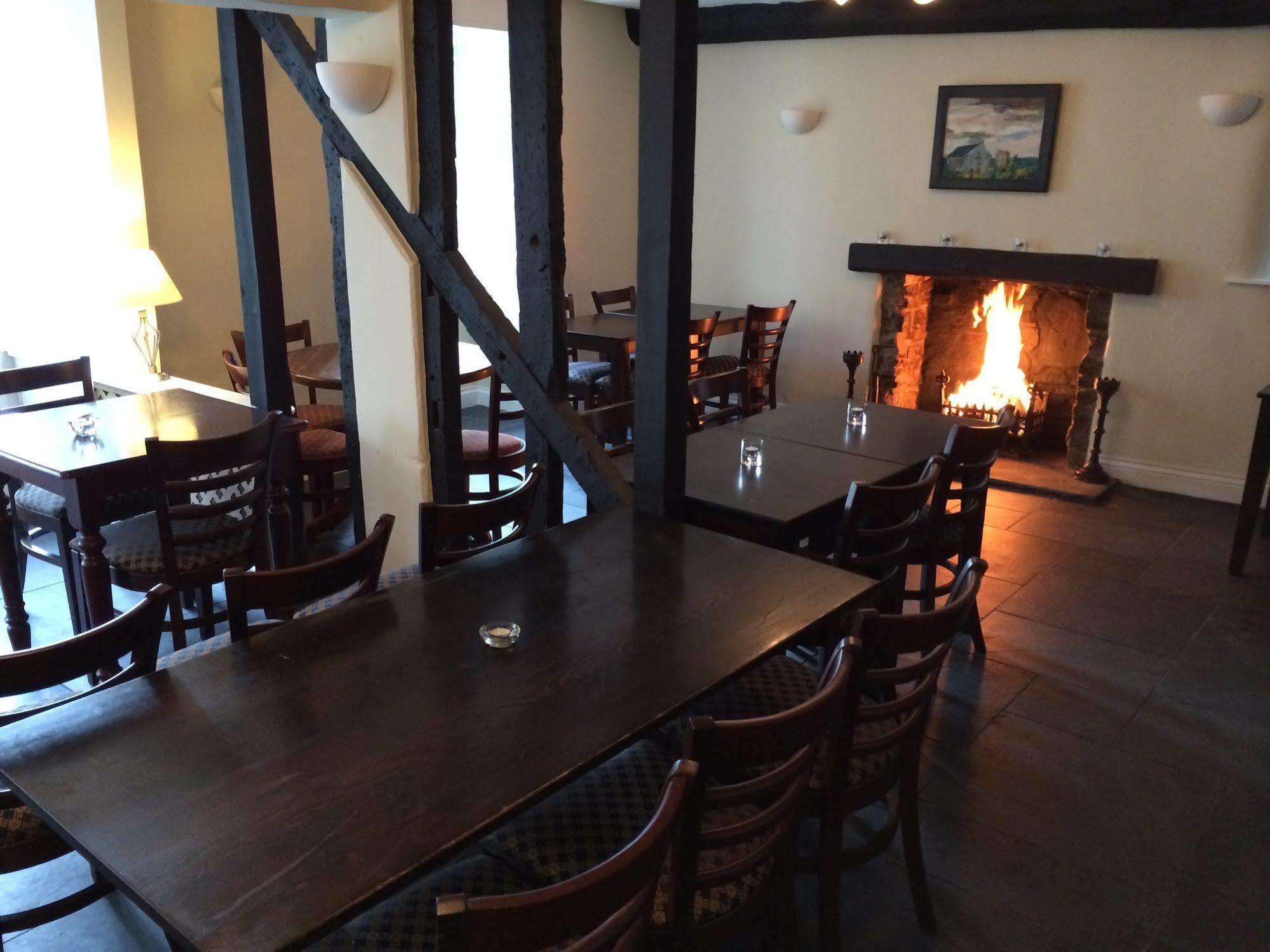 Dragon Inn Crickhowell Exterior photo