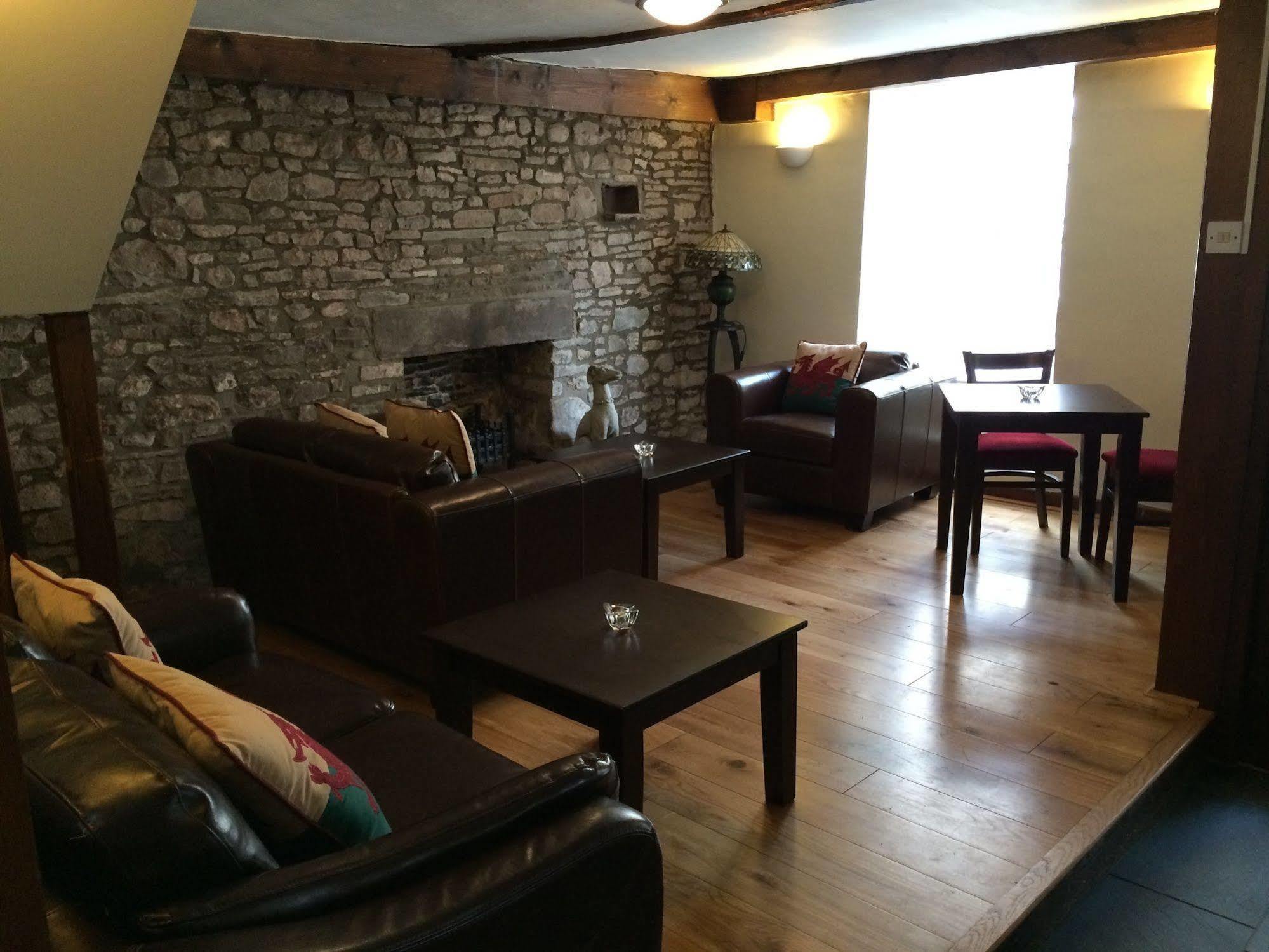 Dragon Inn Crickhowell Exterior photo