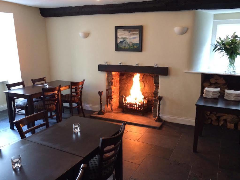Dragon Inn Crickhowell Exterior photo